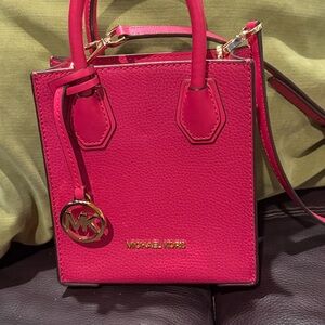 ❌SOLD❌ Michael Kors Fuchsia Mini Bag Crossbody with strap.